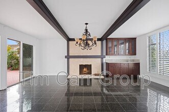 1300 Antigua Way in Newport Beach, CA - Foto de edificio - Building Photo