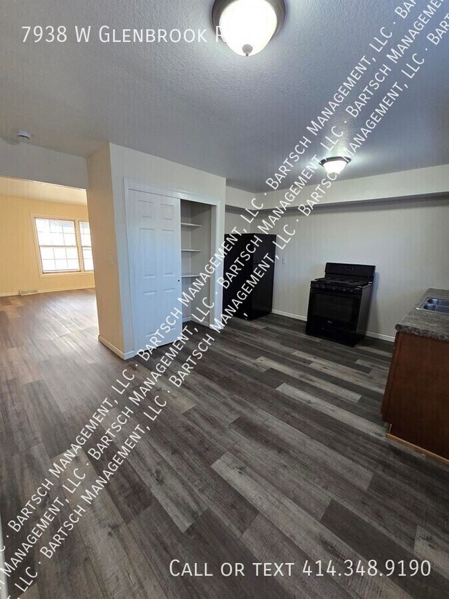 7938 W Glenbrook Rd in Milwaukee, WI - Building Photo - Building Photo