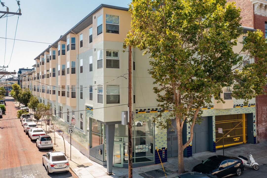 135 Valencia St in San Francisco, CA - Foto de edificio