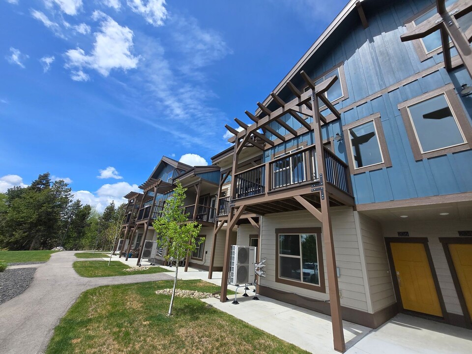 206 Pine St in Mccall, ID - Building Photo