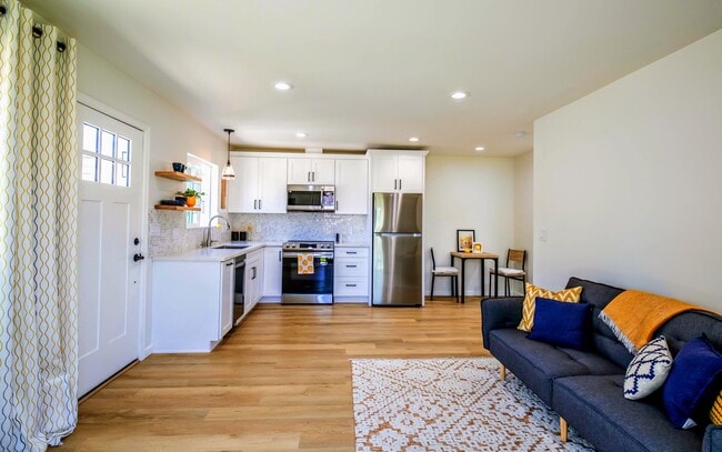 4250 E Overlook Dr, Unit 1-bedroom cottage in San Diego, CA - Foto de edificio - Building Photo