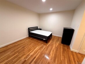 140-18 Burden Crescent in Queens, NY - Building Photo - Building Photo