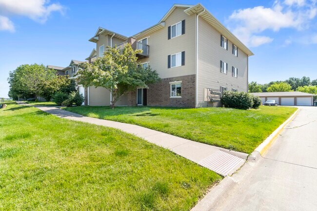 River Ridge 2301-2325 University Drive in Muscatine, IA - Foto de edificio - Building Photo