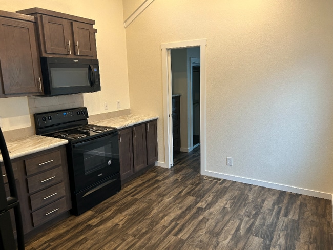 5215 Crestway Rd in Windcrest, TX - Foto de edificio - Building Photo