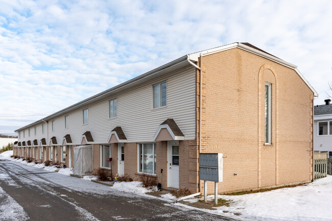 De La Prairie St in Lévis, QC - Building Photo - Building Photo