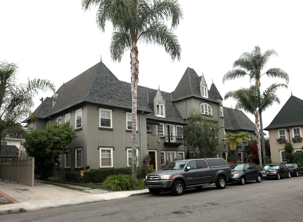 260 N Lowena Dr in Long Beach, CA - Building Photo