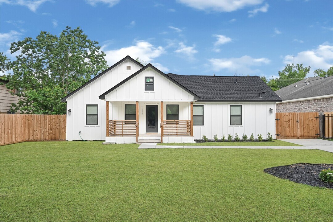1008 Danube St in Houston, TX - Building Photo