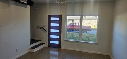 211 E Lyndale Dr in Robinson, TX - Building Photo - Building Photo