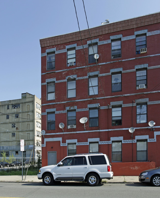 304 Johnston Ave in Jersey City, NJ - Building Photo - Building Photo