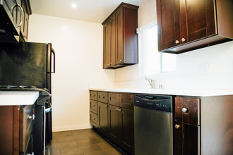 Newly renovated upper unit in quiet neighborhood in Santa Monica, CA - Building Photo - Building Photo