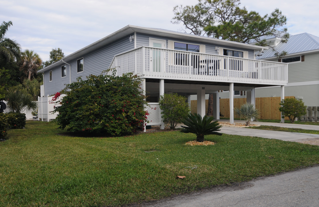 117 Neptune Ln in Holmes Beach, FL - Building Photo