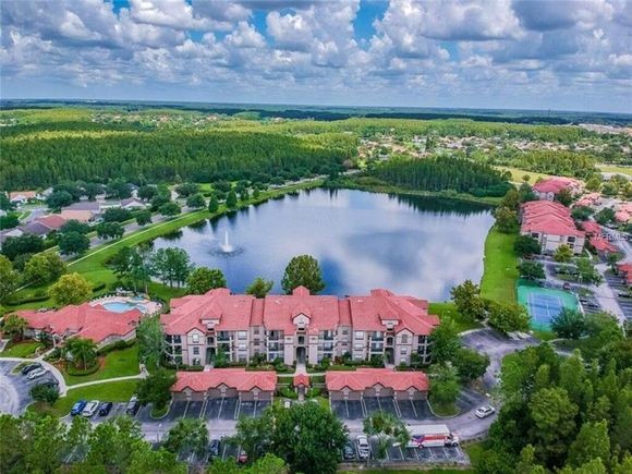 18101 Peregrines Perch Pl in Lutz, FL - Foto de edificio