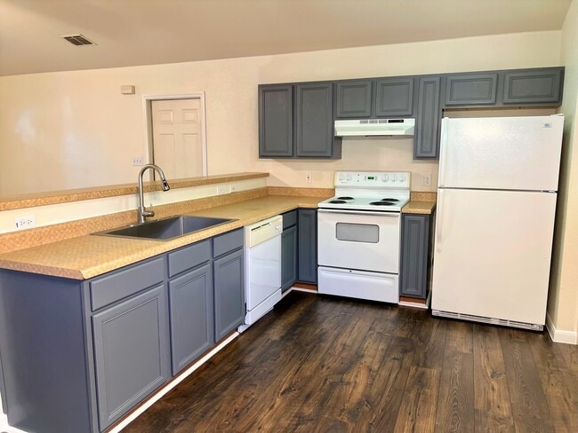 1524 Well St in New Braunfels, TX - Foto de edificio - Building Photo