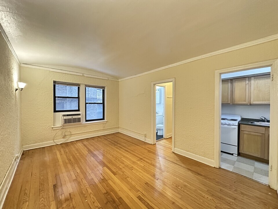 512 W Arlington Pl, Unit 2C in Chicago, IL - Building Photo