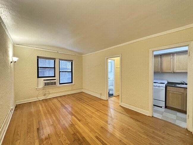 512 W Arlington Pl, Unit 2C