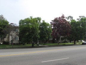 10503 Riverside Dr in Toluca Lake, CA - Foto de edificio - Building Photo