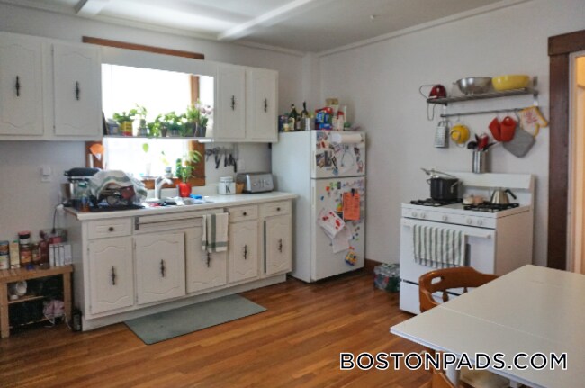 141 Brown St in Waltham, MA - Building Photo - Building Photo