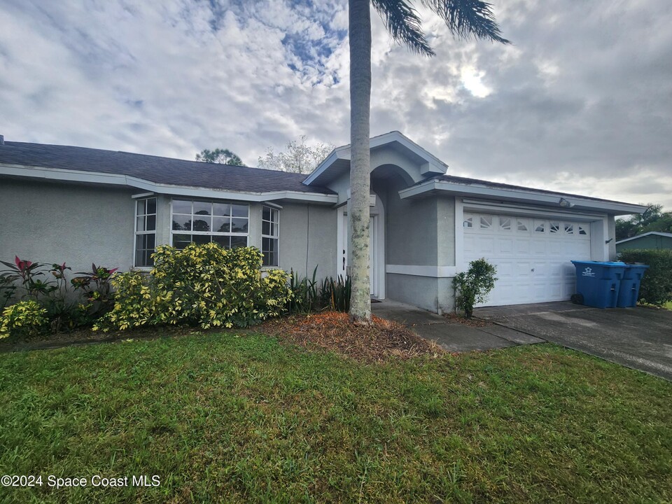 398 Brookedge St NE in Palm Bay, FL - Building Photo