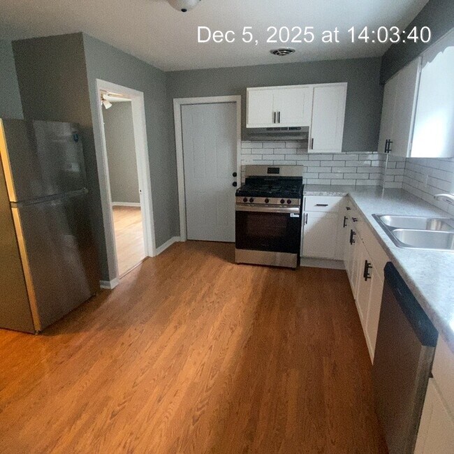 823 E Clarke St, Unit Lower in Milwaukee, WI - Foto de edificio - Building Photo