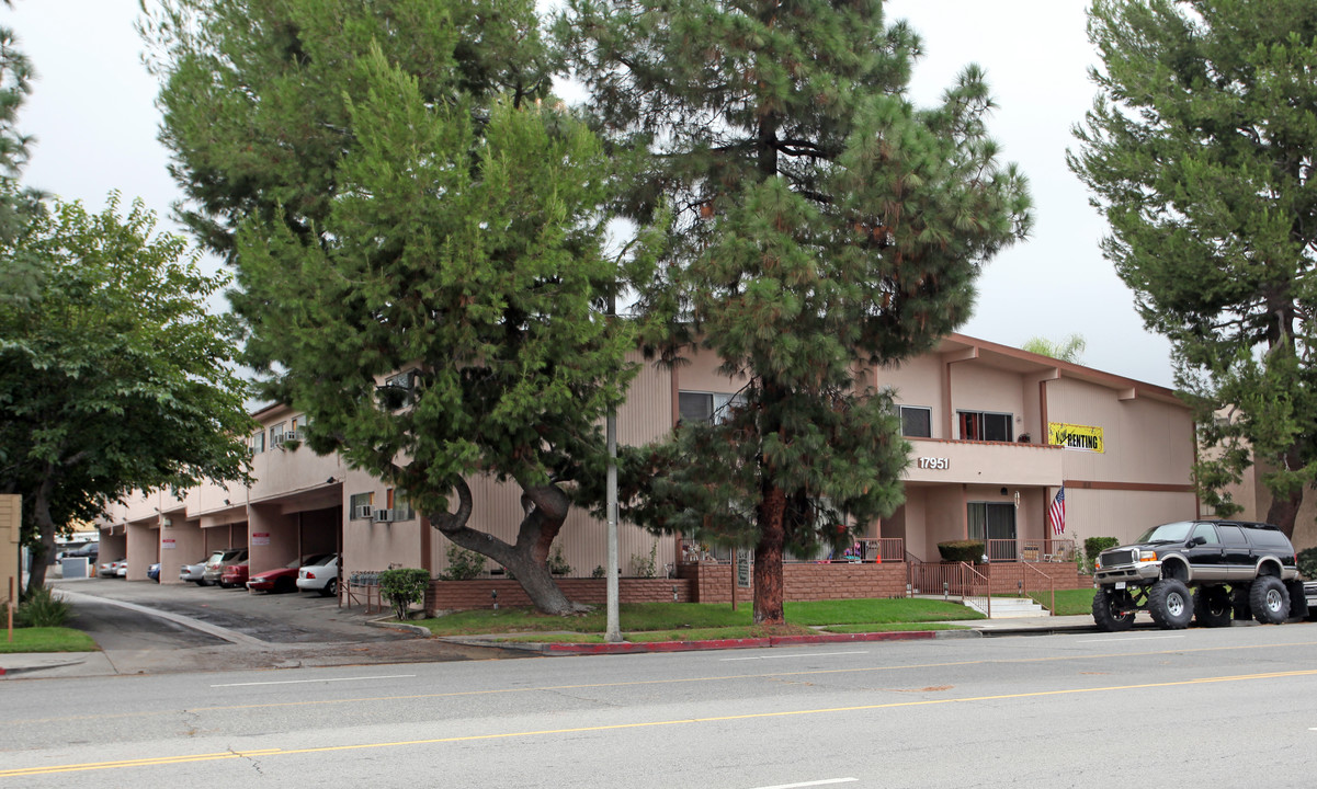 17951 Devonshire St in Northridge, CA - Building Photo