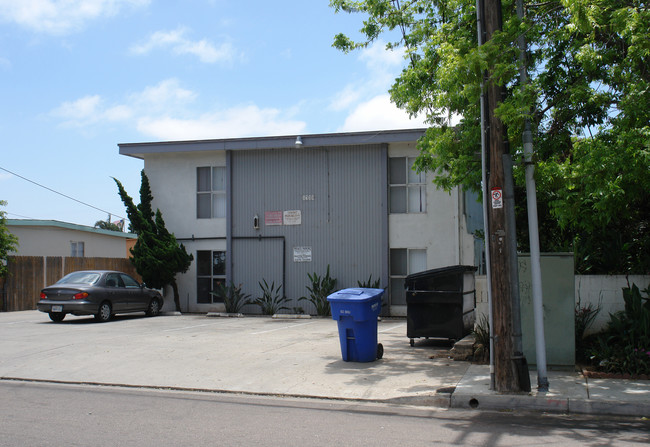 1325 Hemlock Ave in Imperial Beach, CA - Foto de edificio - Building Photo