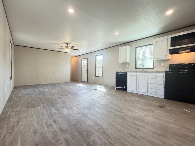 203 Linda St in Conroe, TX - Foto de edificio - Building Photo