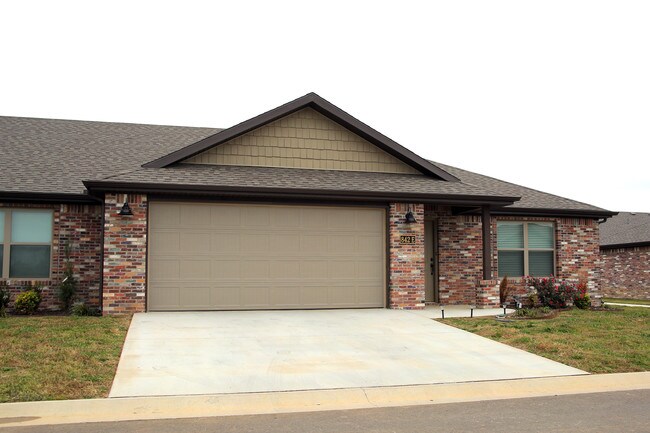 The Townhomes of Siena in Springdale, AR - Building Photo - Building Photo