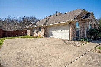 210 Moses Dr in Glenn Heights, TX - Building Photo - Building Photo