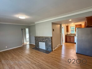 913 Blossom Ln in St. Louis, MO - Building Photo - Building Photo