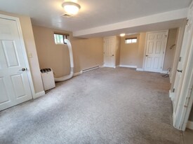 128 Forest Dr in Wethersfield, CT - Building Photo