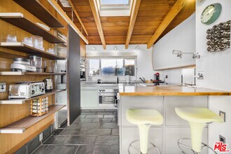 7275 Mulholland Dr in Los Angeles, CA - Building Photo - Building Photo