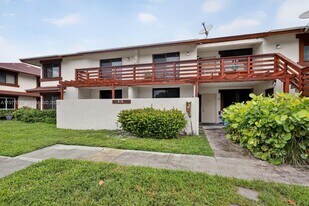 615 NW 210th St in Miami, FL - Building Photo