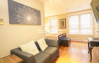 16 Cedar Lane Way, Unit 2 in Boston, MA - Foto de edificio - Building Photo