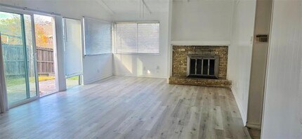 713 Via Avenida in Mesquite, TX - Foto de edificio - Building Photo