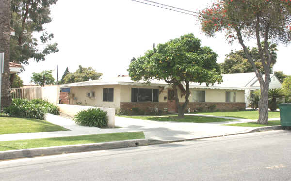 8600-8604 Ramona St in Bellflower, CA - Foto de edificio