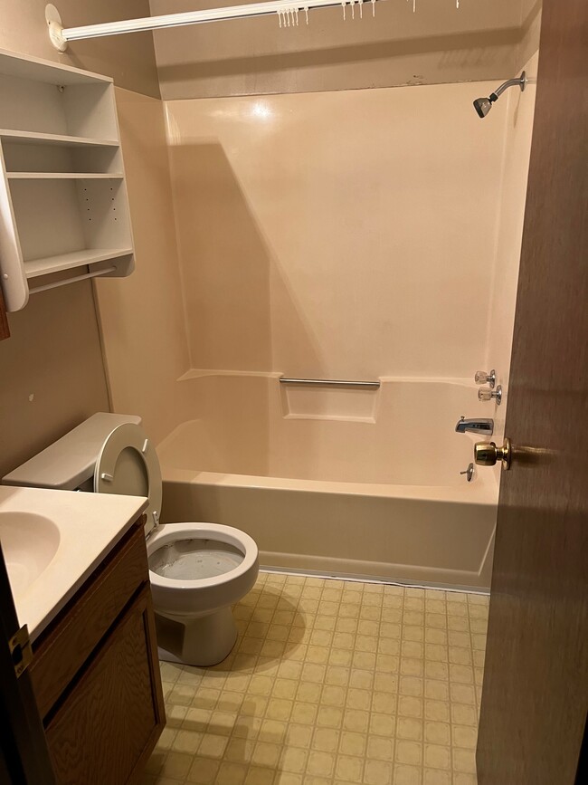 200 S Creek St, Unit 3 in Iroquois, SD - Building Photo - Building Photo