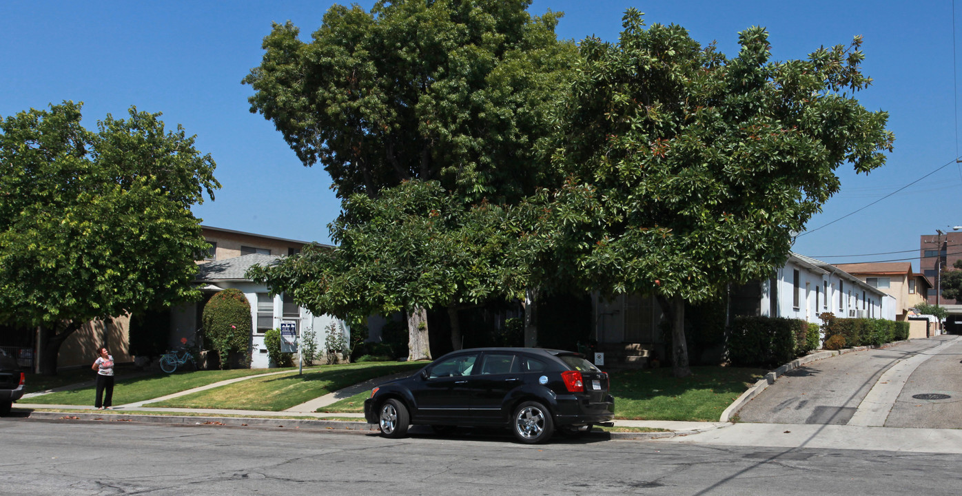 325-329 E Elmwood Ave in Burbank, CA - Building Photo