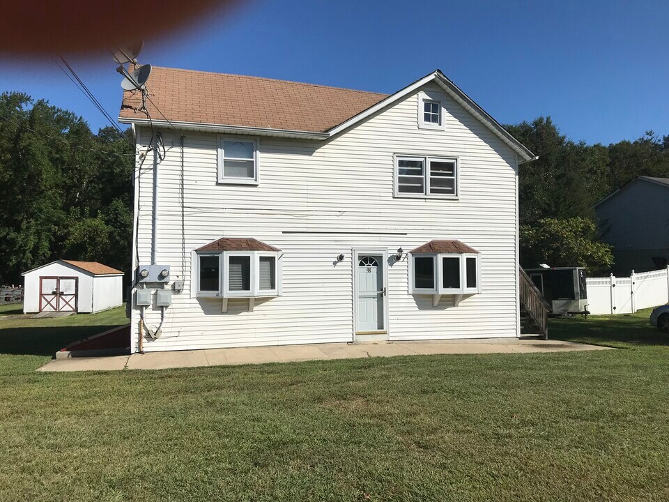98 Pergola Ave in Monroe Township, NJ - Foto de edificio
