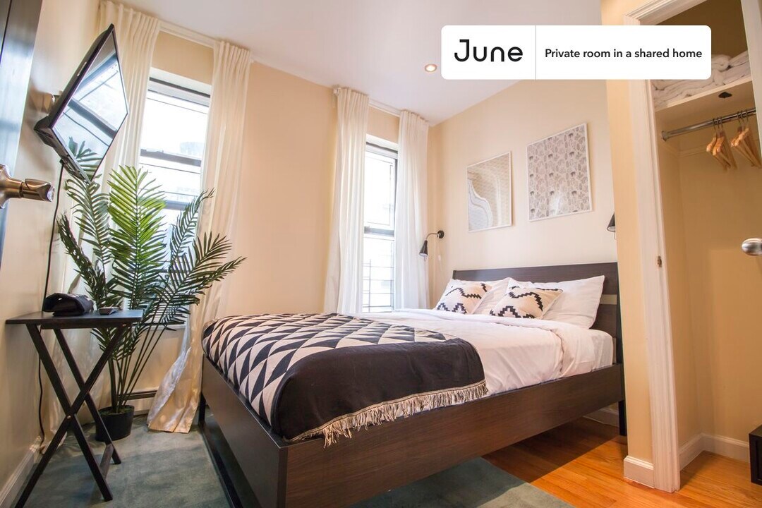 Private bedroom in 4 bed/2 bath Home in New York, NY - Building Photo