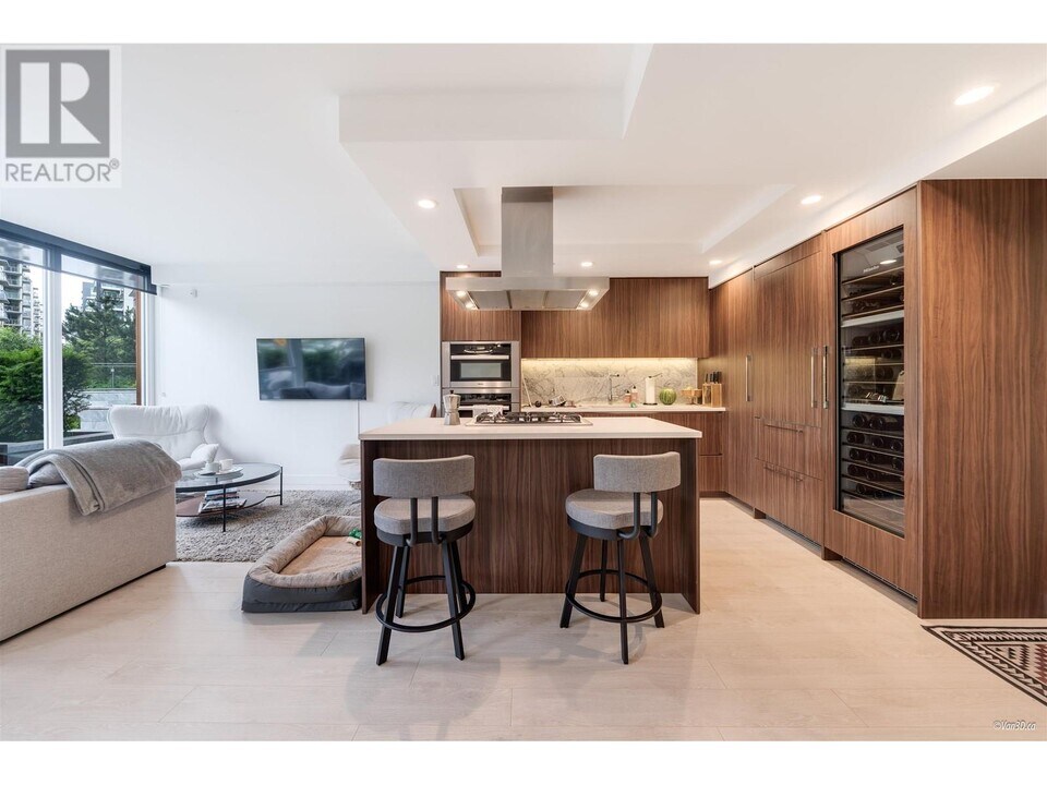 212 W 1st Ave in Vancouver, BC - Building Photo