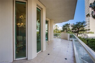 2857 Paradise Rd in Las Vegas, NV - Foto de edificio - Building Photo