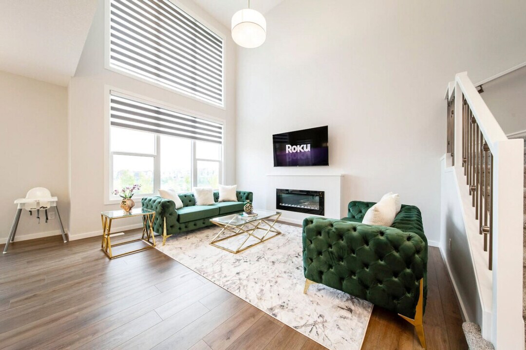 4914 Hawthorn Pl SW in Edmonton, AB - Building Photo