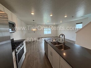 936 E Hercules Ct in Layton, UT - Building Photo - Building Photo
