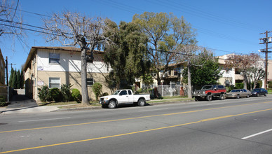 6937-6943 Kester Ave in Van Nuys, CA - Building Photo - Building Photo