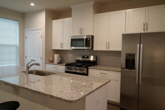 907 Jenkins Ct in Wheeling, IL - Building Photo - Building Photo