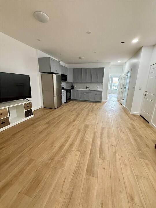 203 Grant Ave in Brooklyn, NY - Building Photo