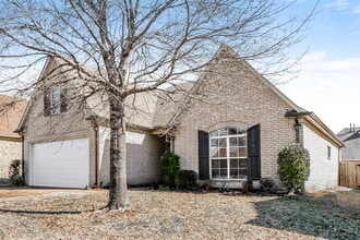 1516 Sawmill Creek Ln in Cordova, TN - Foto de edificio - Building Photo