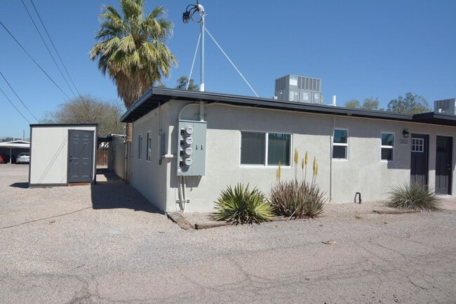 2552 E Silver St in Tucson, AZ - Building Photo - Building Photo