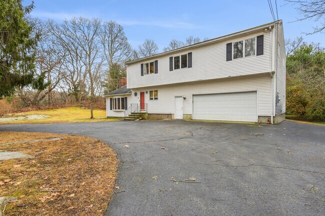 138 Mistuxet Ave in Stonington, CT - Building Photo - Building Photo