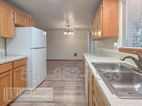 2226 19th Ave in Forest Grove, OR - Foto de edificio - Building Photo